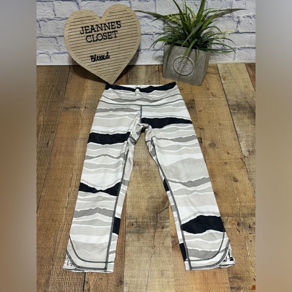 Lululemon True Self Crop
Bleacher Stripe White Black size 6
